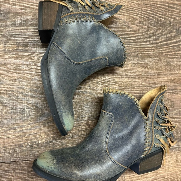 Circle G 6.5 excellent condition round toed fringe booties! Great faded blue - Picture 2 of 11